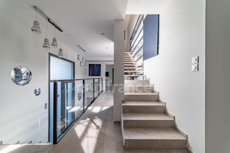 Maison - 400 m² - 12 pièces