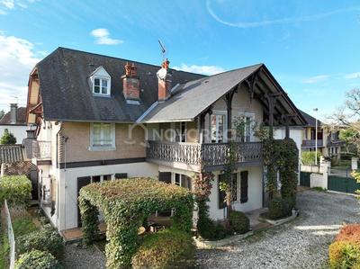 Maison - 270 m² - 10 pièces