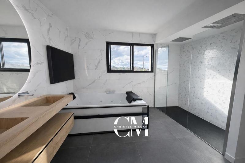 Villa - 215 m² - 8 pièces