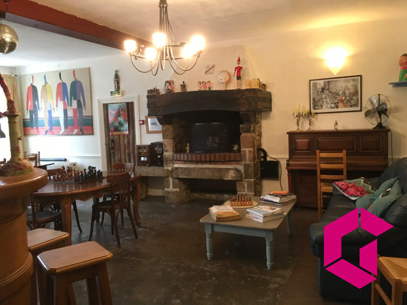 Maison - 300 m² - 16 pièces