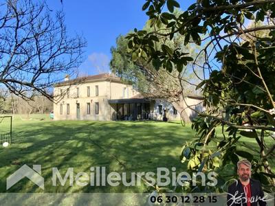 Maison - 258 m² - 9 pièces