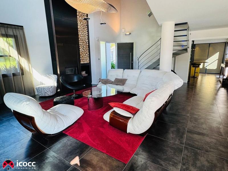 Maison - 303 m² - 11 pièces