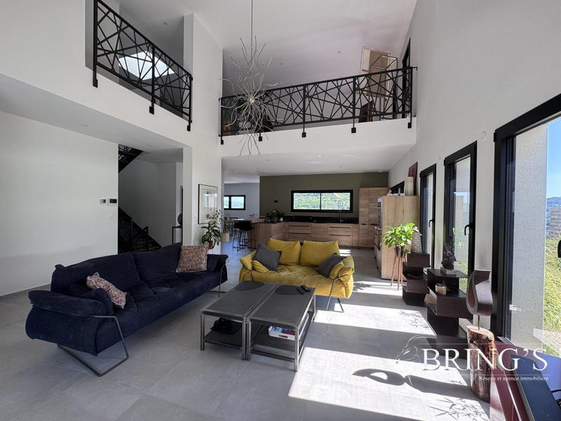 Maison - 221 m² - 7 pièces