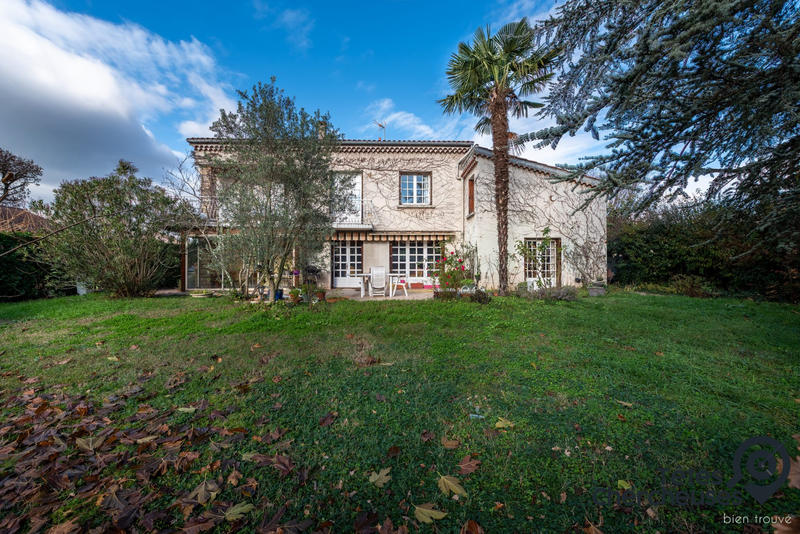 Maison - 230 m² - 8 pièces