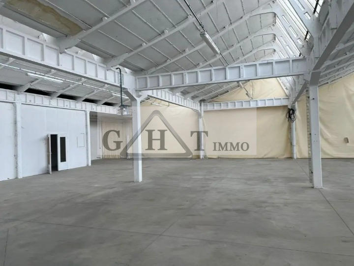 Entrepôt - 2 200 m²