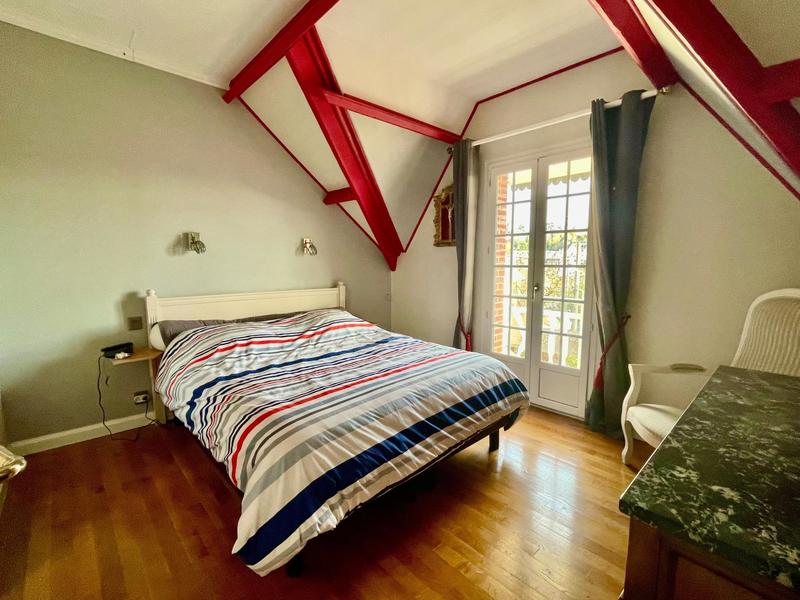 Maison - 230 m² - 9 pièces