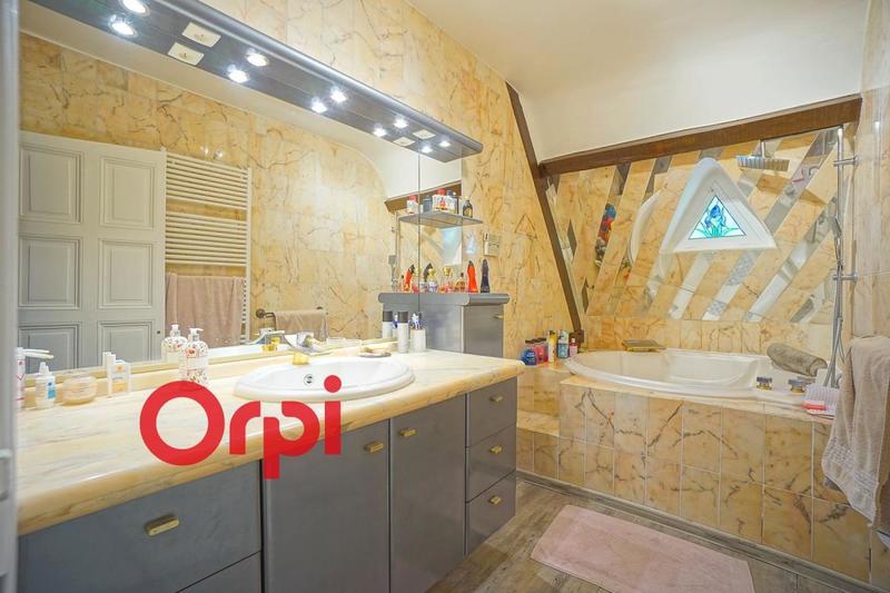 Maison - 225 m² - 8 pièces