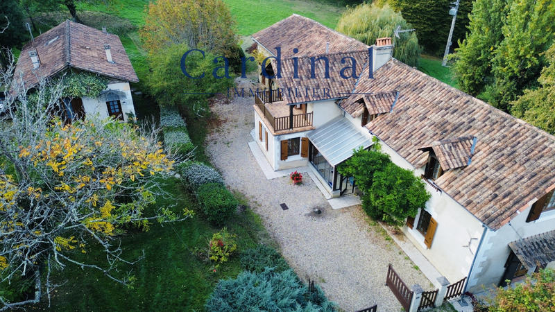 Maison - 240 m² - 8 pièces