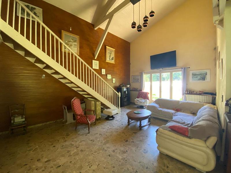 Maison - 330 m² - 9 pièces