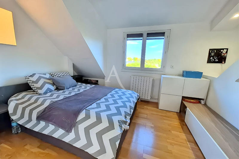 Maison - 214 m² - 9 pièces