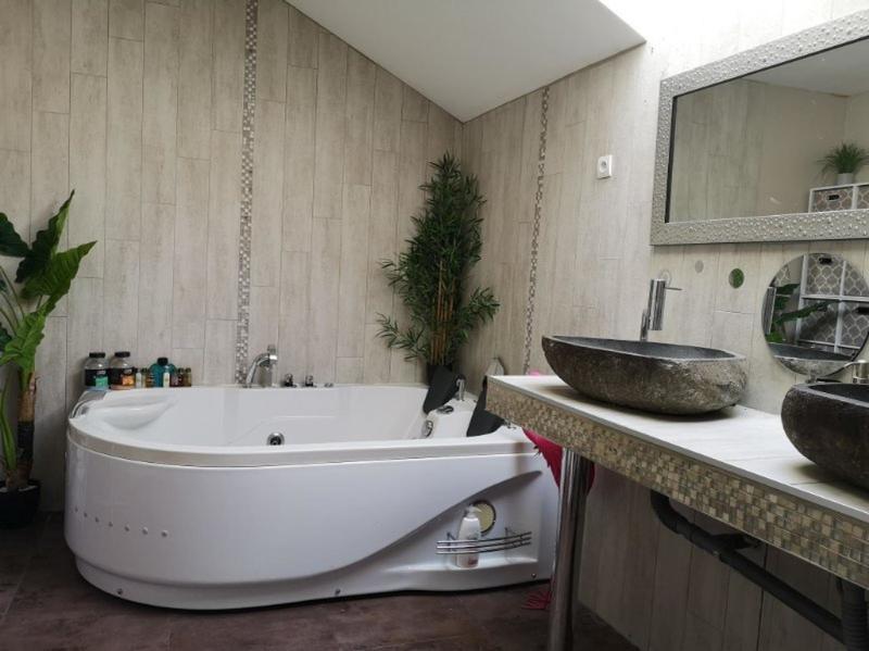 Maison - 350 m² - 12 pièces