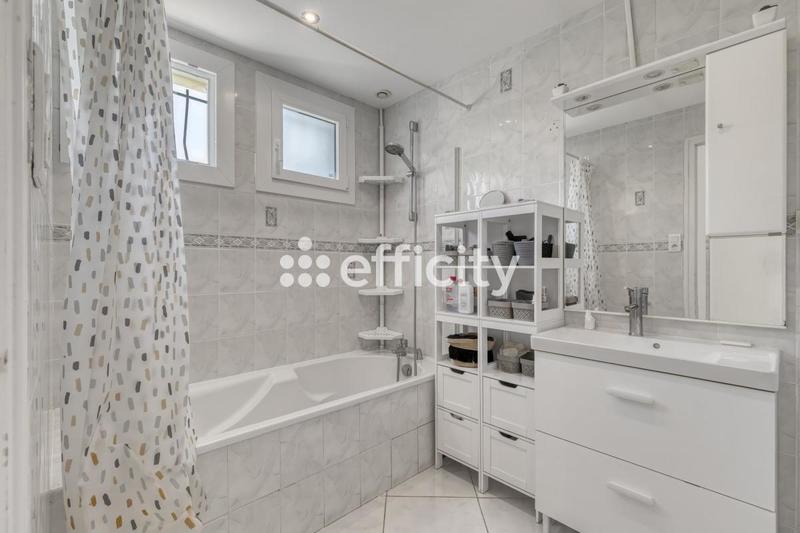 Maison - 182 m² - 7 pièces