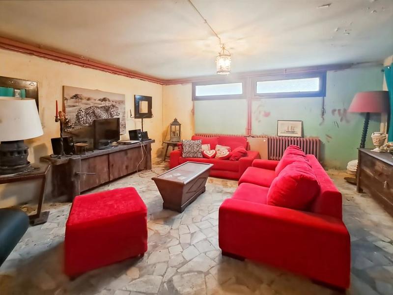 Demeure - 325 m² - 11 pièces