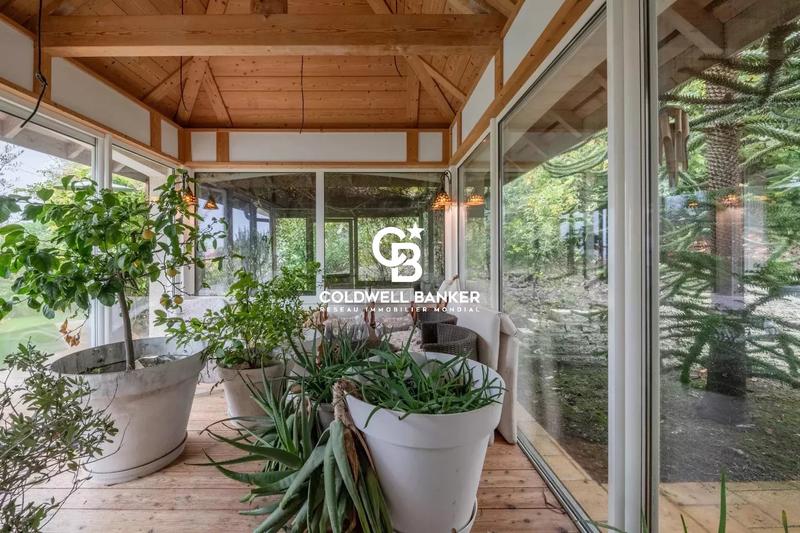 Maison - 312 m² - 6 pièces