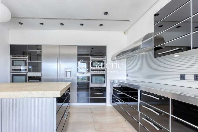 Maison - 630 m² - 13 pièces