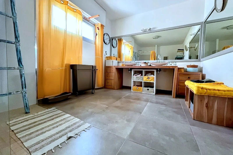 Maison - 240 m² - 8 pièces