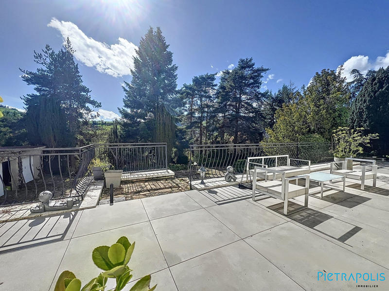 Maison - 300 m² - 8 pièces