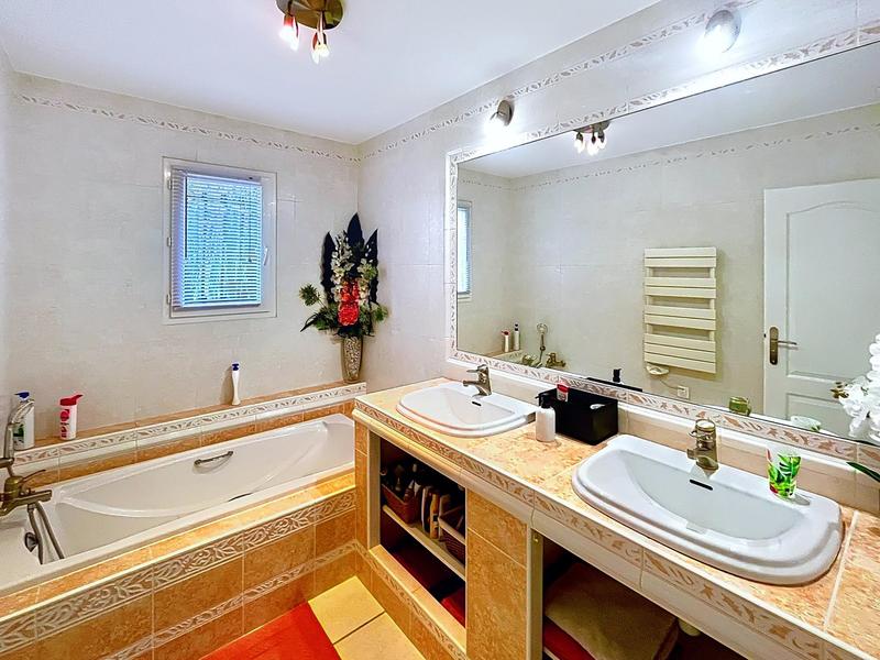 Maison - 182 m² - 7 pièces