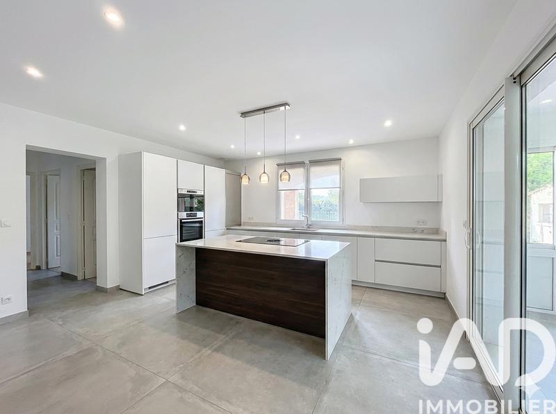 Maison - 217 m² - 8 pièces