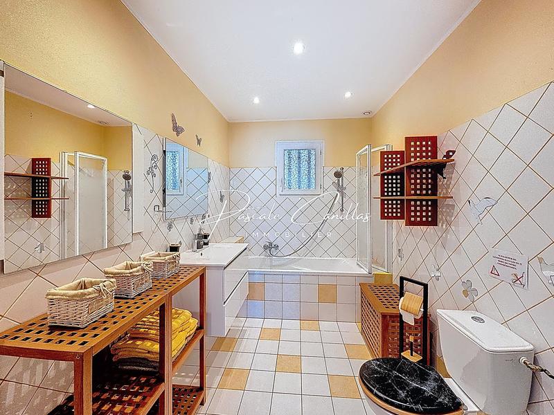 Villa - 220 m² - 11 pièces