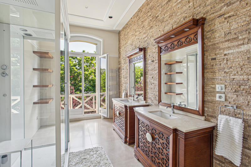 Maison - 425 m² - 11 pièces