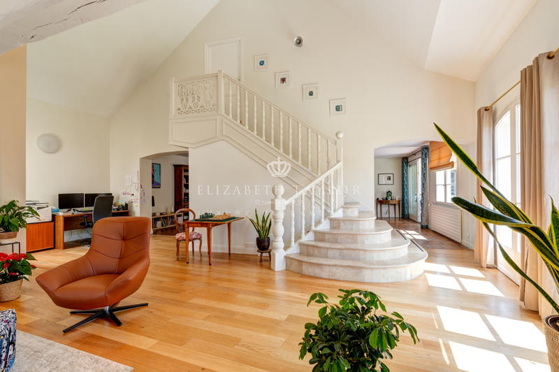 Maison - 864 m² - 14 pièces