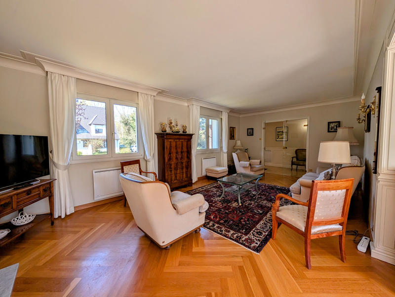 Maison - 230 m² - 8 pièces