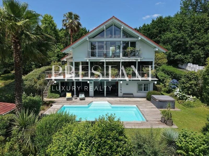 Maison - 337 m² - 8 pièces