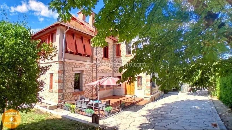 Maison - 264 m² - 8 pièces