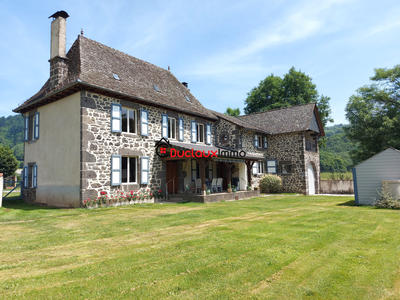 Maison - 204 m² - 9 pièces