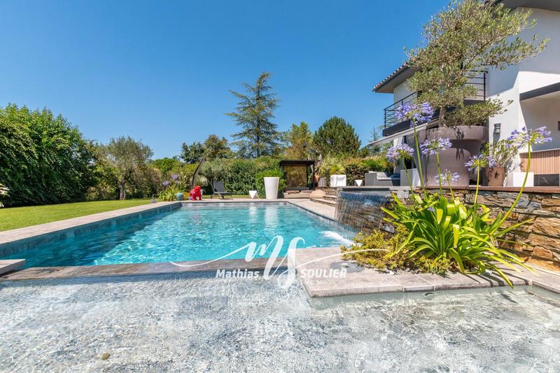 Maison - 300 m² - 8 pièces