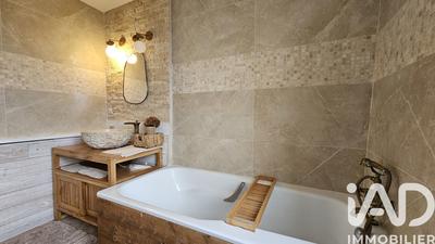 Maison - 205 m² - 9 pièces