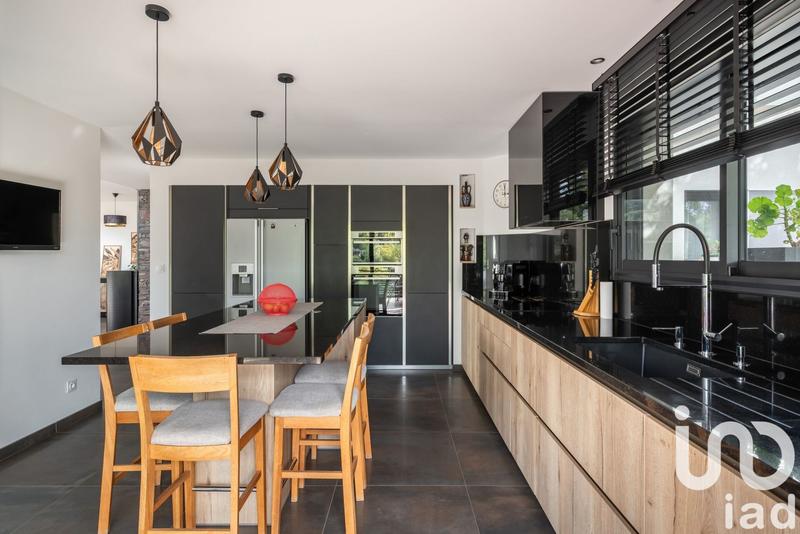 Maison - 220 m² - 7 pièces