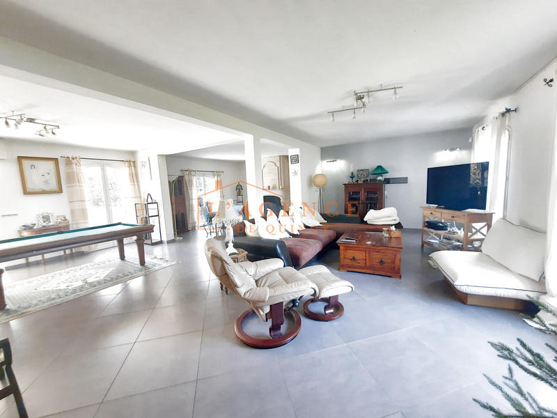 Propriété - 245 m² - 8 pièces