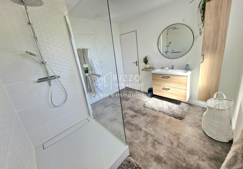 Maison - 240 m² - 7 pièces