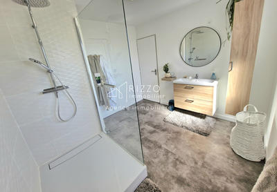 Maison - 240 m² - 7 pièces