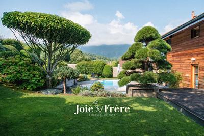 Villa - 233 m² - 8 pièces