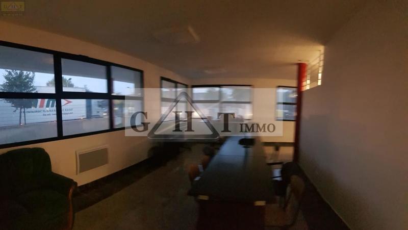 Entrepôt - 1 050 m²