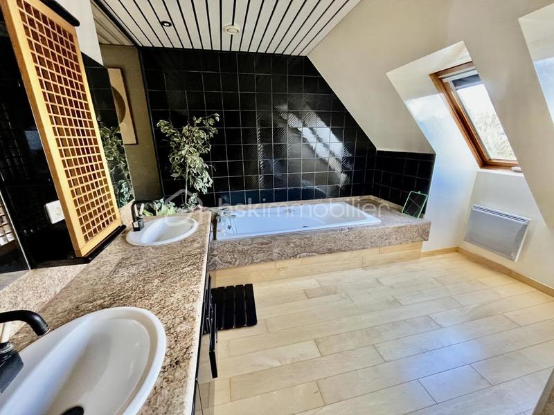 Maison - 258 m² - 9 pièces