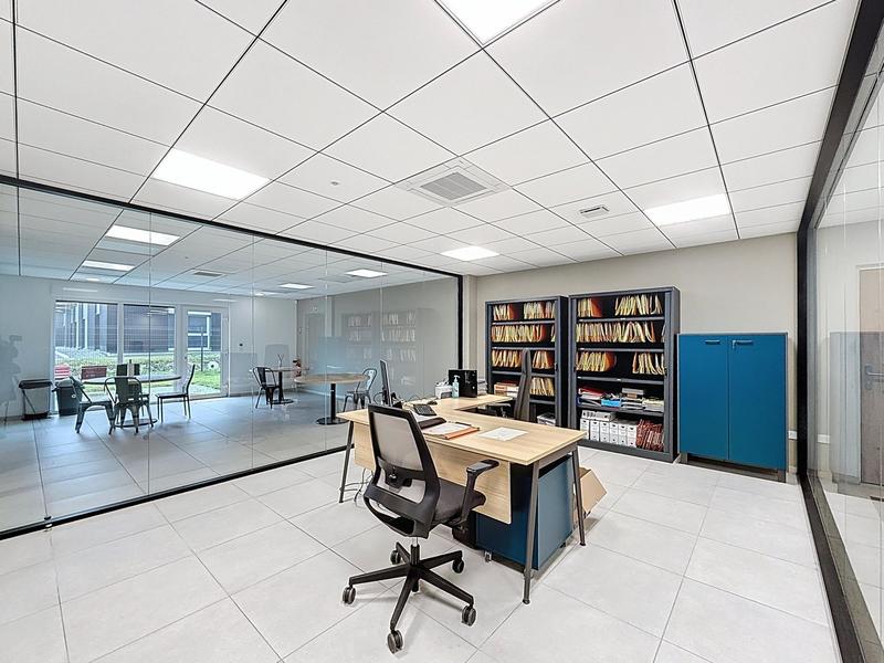 Local commercial - 2 400 m² - 20 pièces