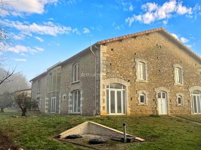 Maison - 595 m² - 5 pièces