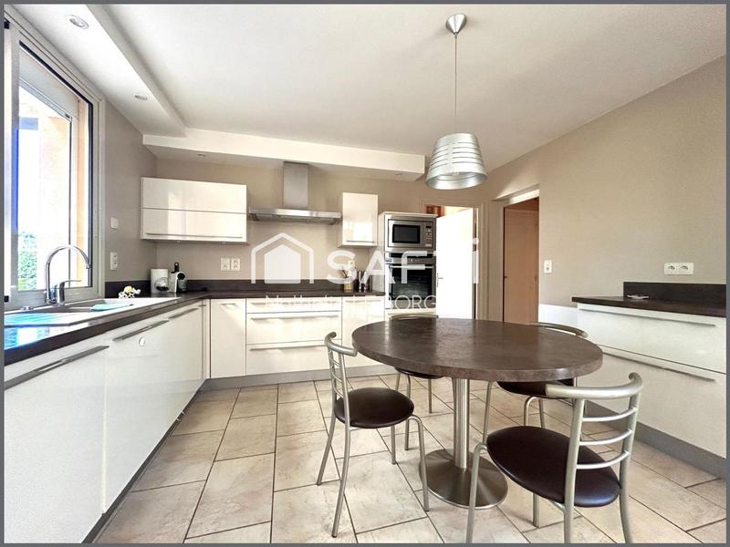 Maison - 213 m² - 8 pièces