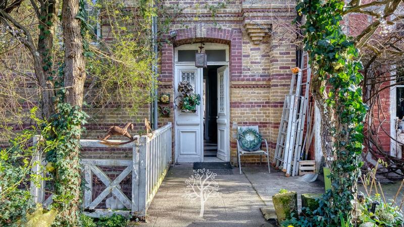 Villa - 303 m² - 12 pièces