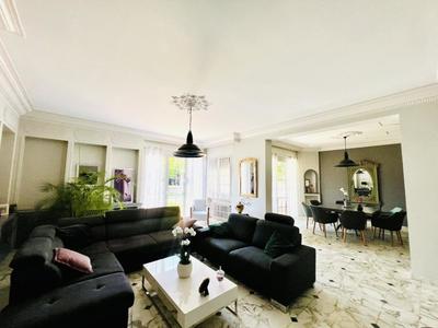 Maison - 210 m² - 8 pièces