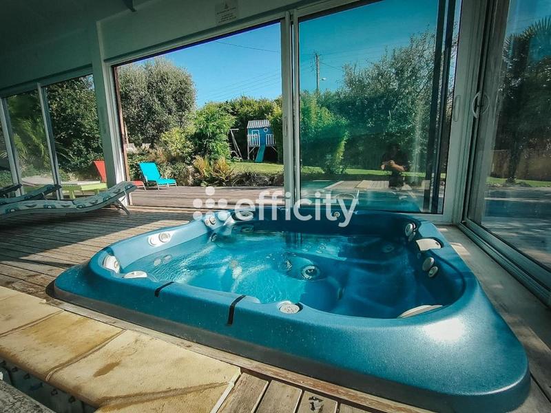 Maison - 345 m² - 10 pièces