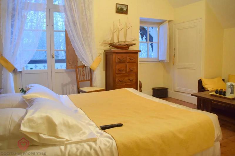 Propriété - 302 m² - 10 pièces