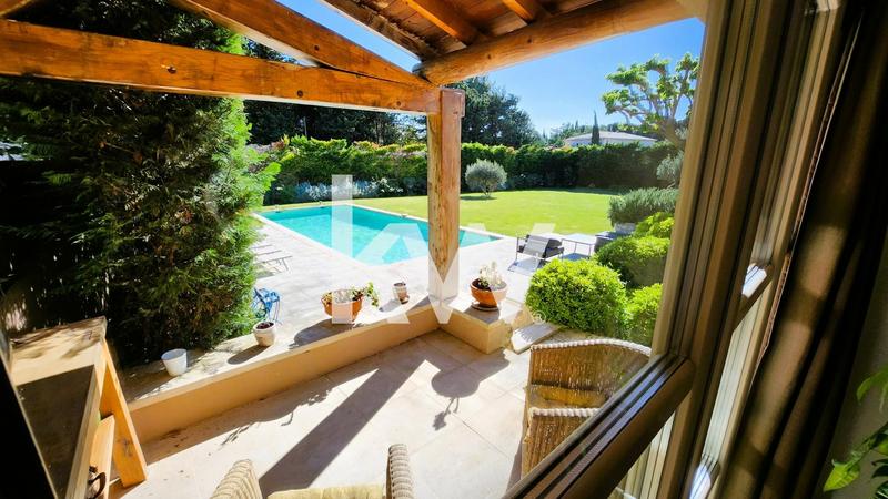 Maison - 247 m² - 9 pièces