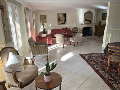 Maison - 369 m² - 11 pièces