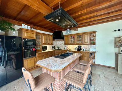 Maison - 323 m² - 6 pièces