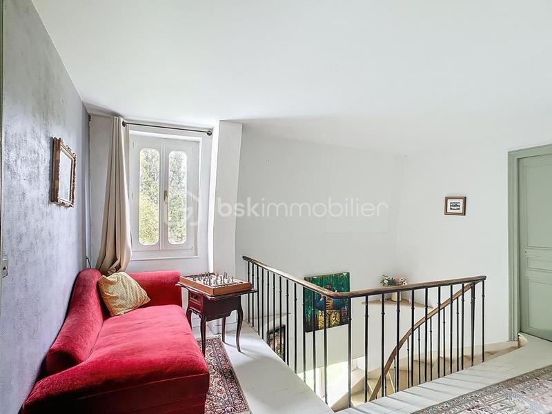 Propriété - 243 m² - 8 pièces